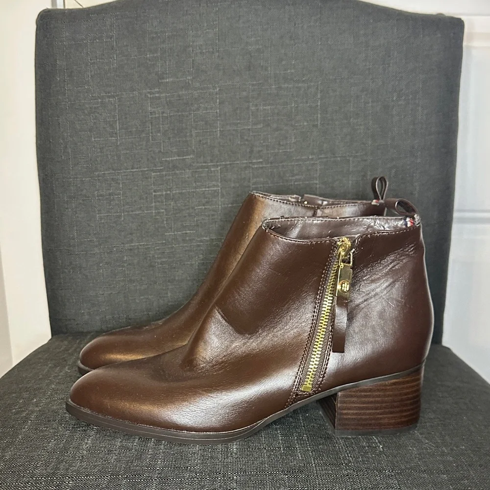 Tommy Hilfiger elegant dark