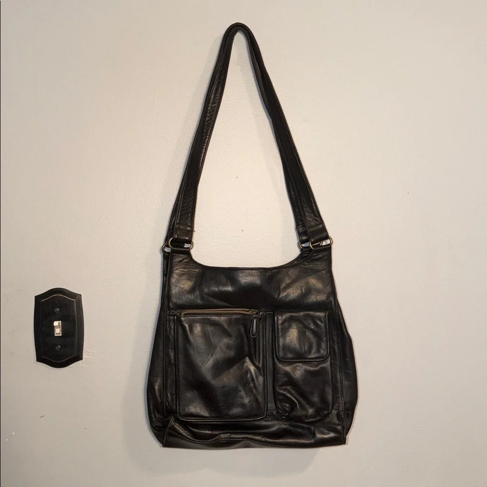 Fossil ladies black shoulder bag. Style 75082.