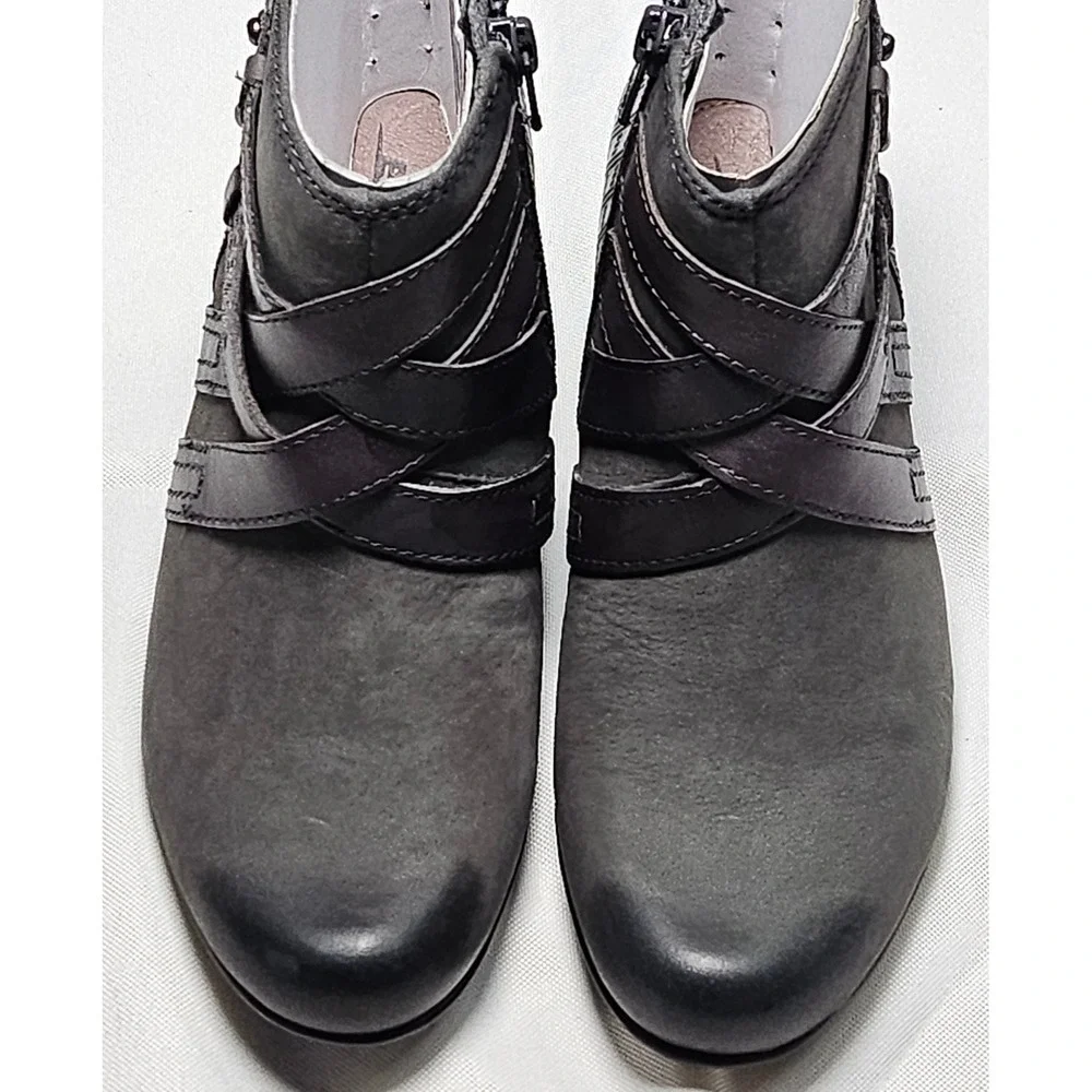 EARTH Emerald Dark Grey Soft‎ Buck Ankle Boots Side Zip Heel Womens Size 6.0