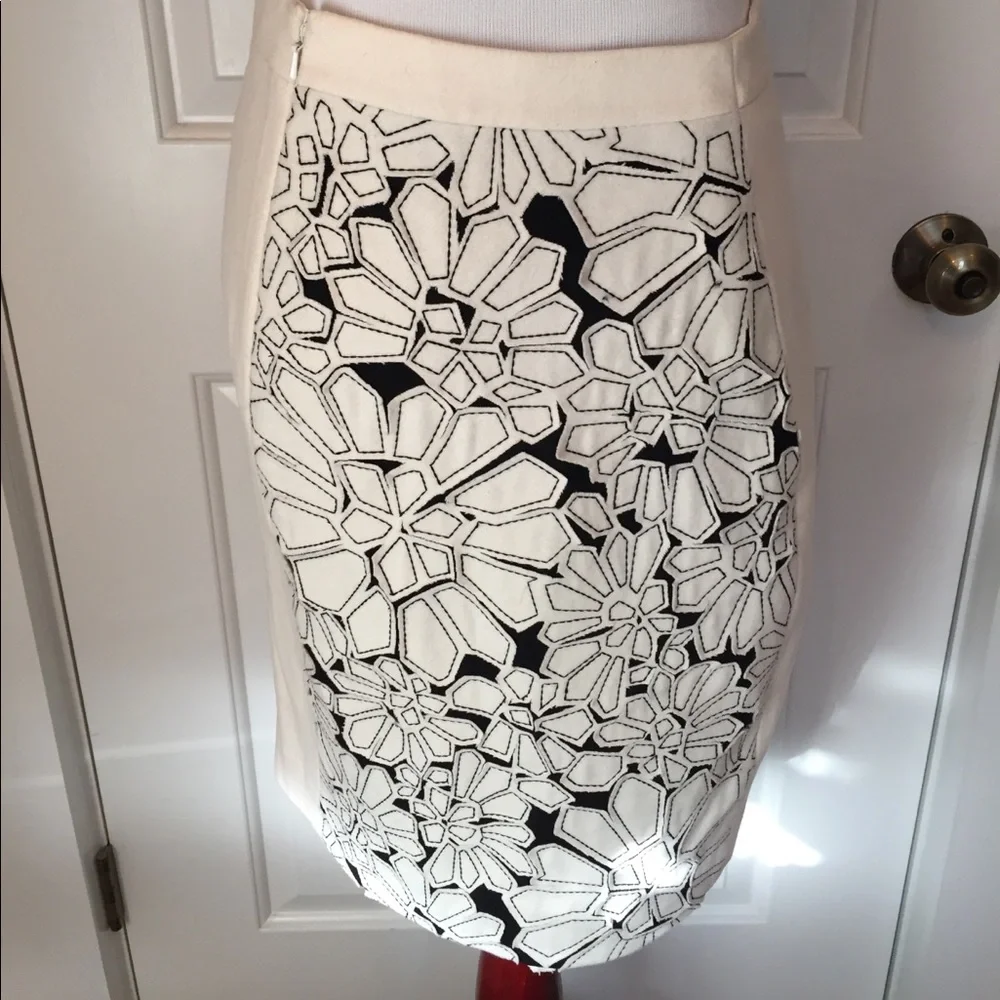 PER SE SKIRT PENCIL CREAM BLACK FLORAL PANELS Size 2