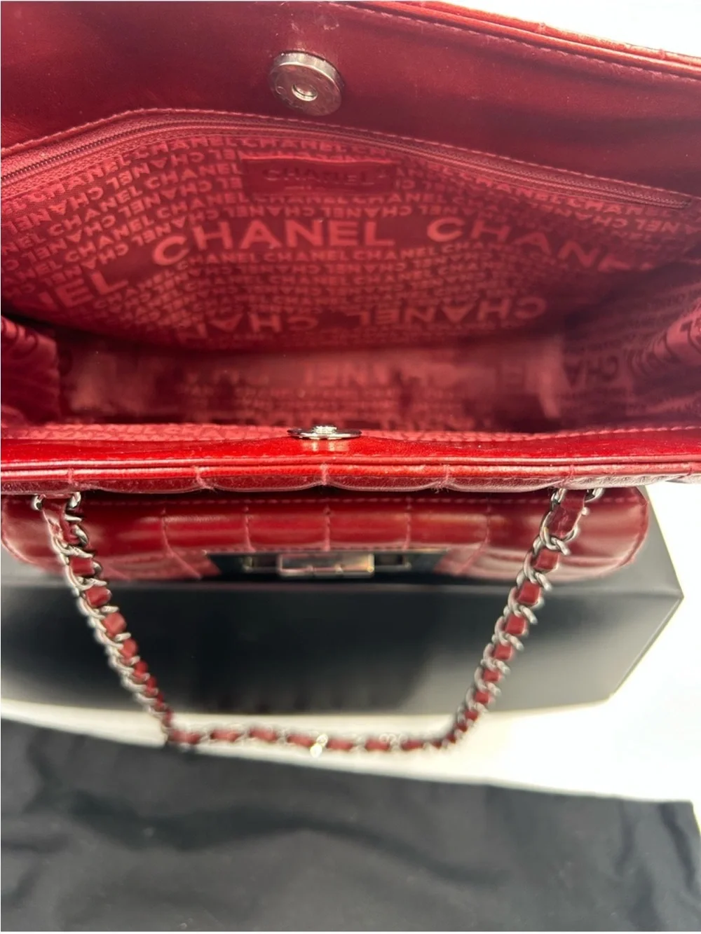 CHANEL luxurious quilted