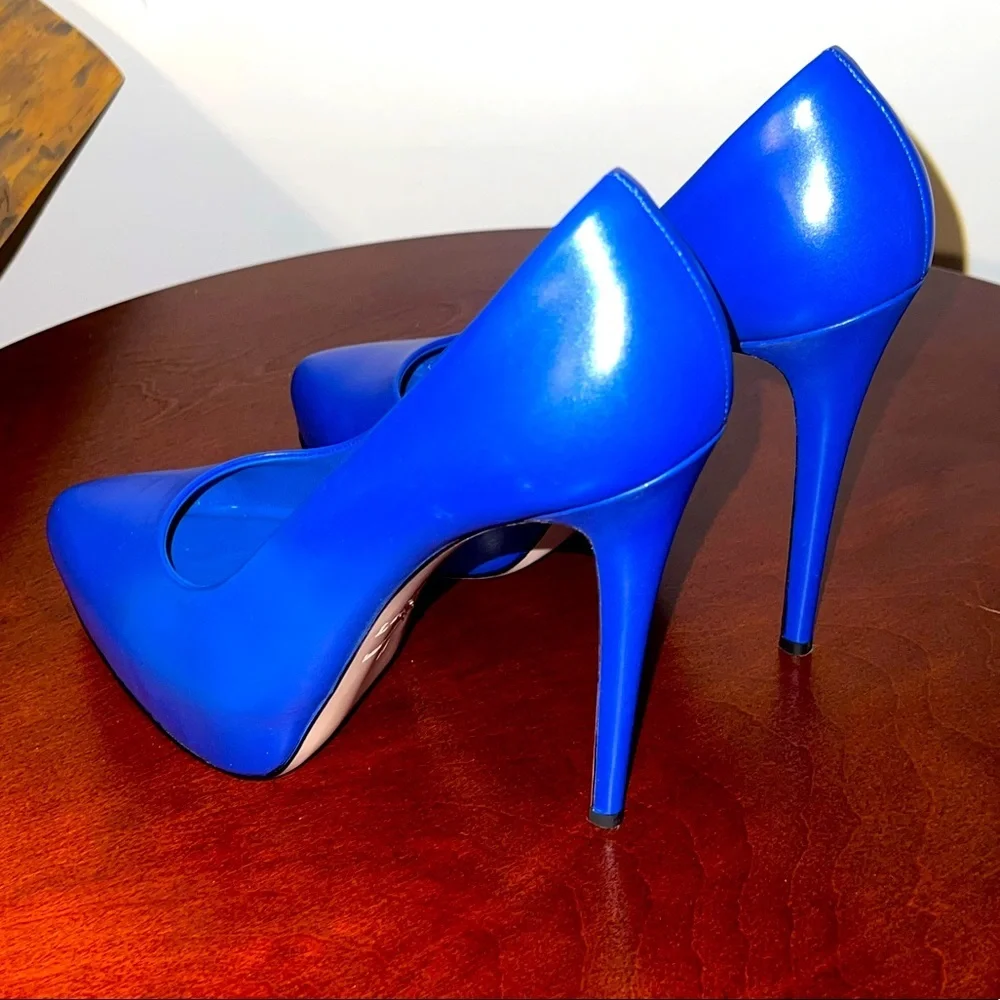Le SILLA. Royal blue pump, soft leather. Size IT39/ US8, spike heel.