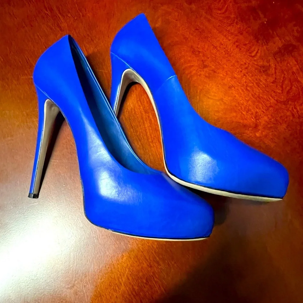 Le SILLA. Royal blue pump, soft leather. Size IT39/ US8, spike heel.