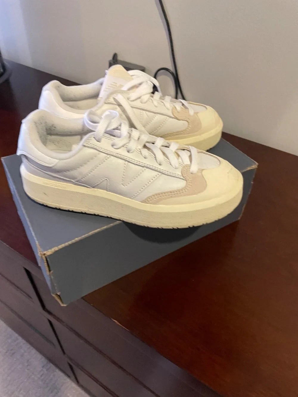 New Balance sneakers/ US 7/ cream white
