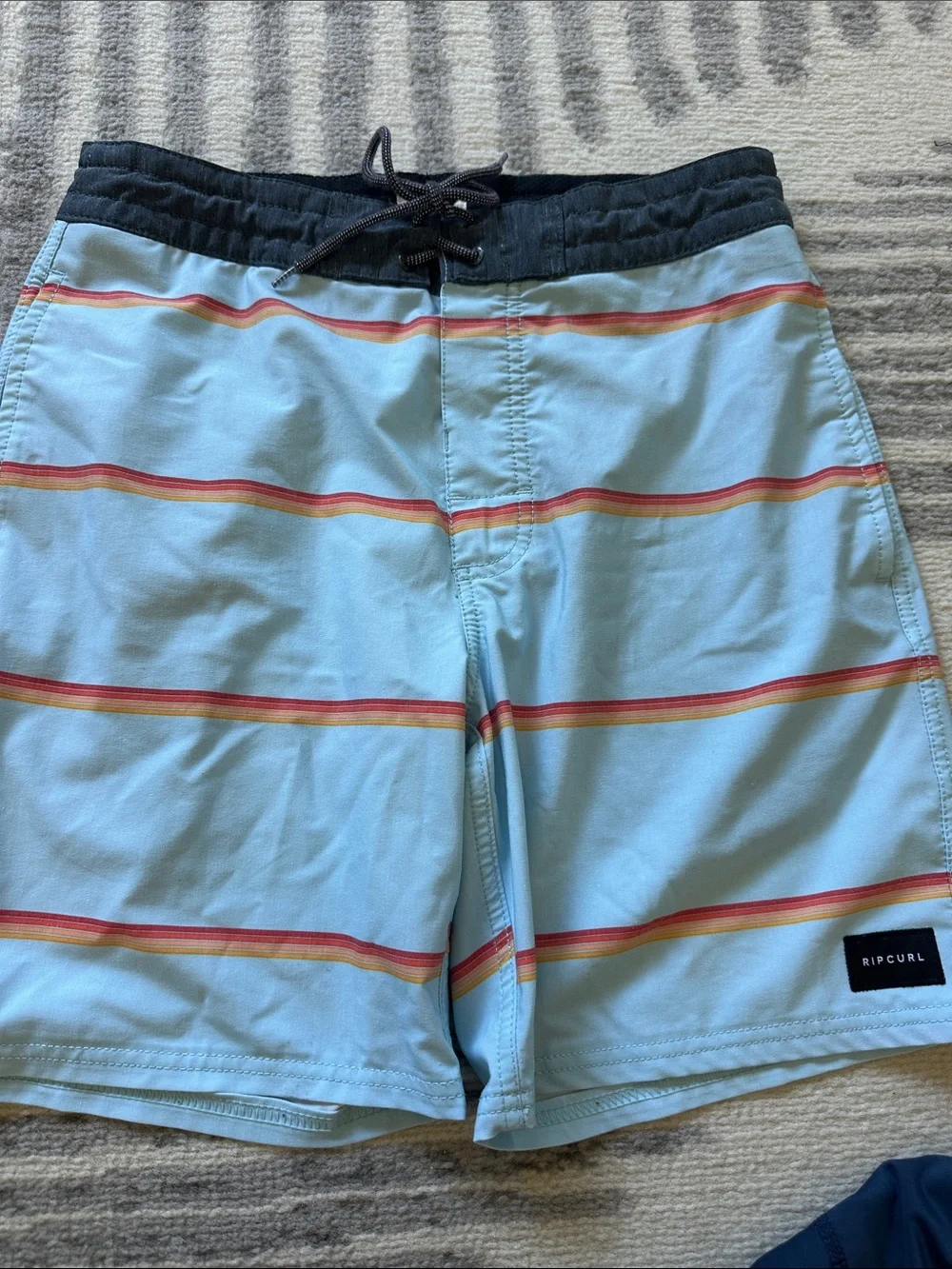 Quiksilver large tear