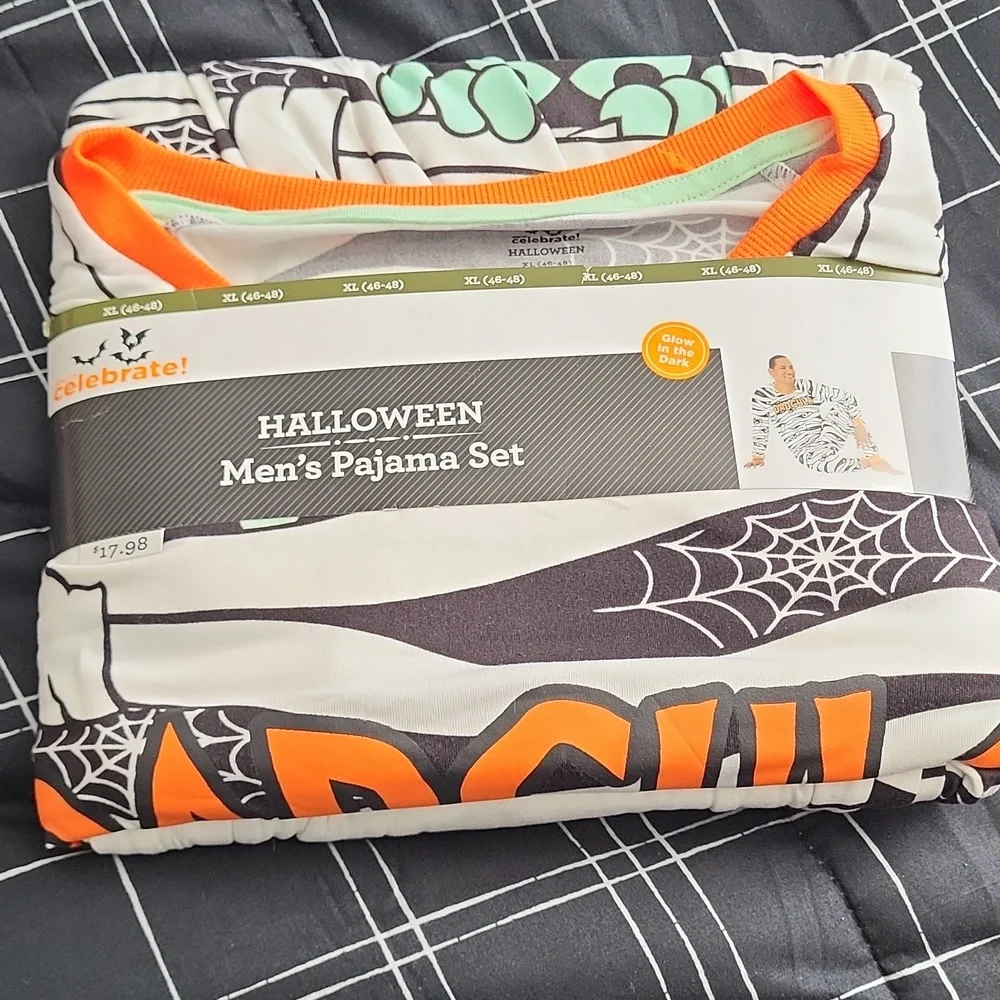 Final.price drop! Halloween PJ set Glow in the Dark - XL (46-48)
