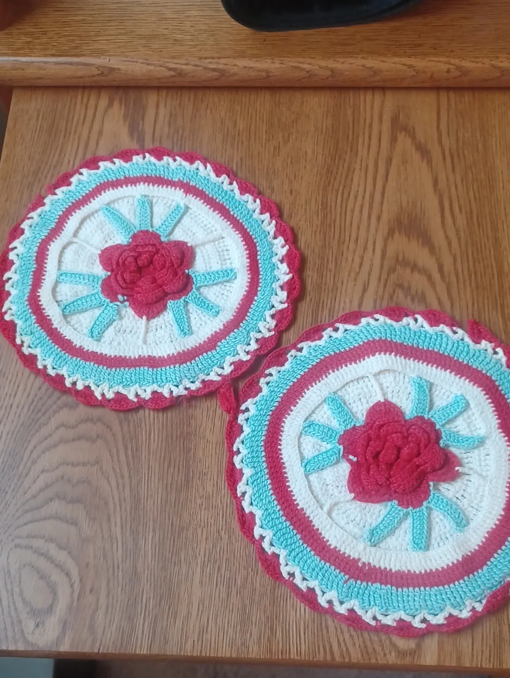 2 VINTAGE POT HOLDRRS