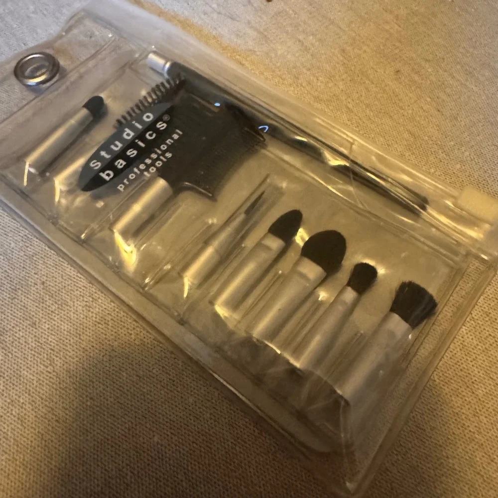 $3 BUNDLE ITEM NWT Studio Basics Eye Set 8 Piece Makeup Brush Travel Kit