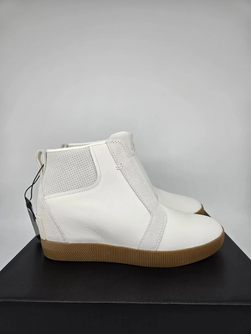 Sorel leather lizard molded