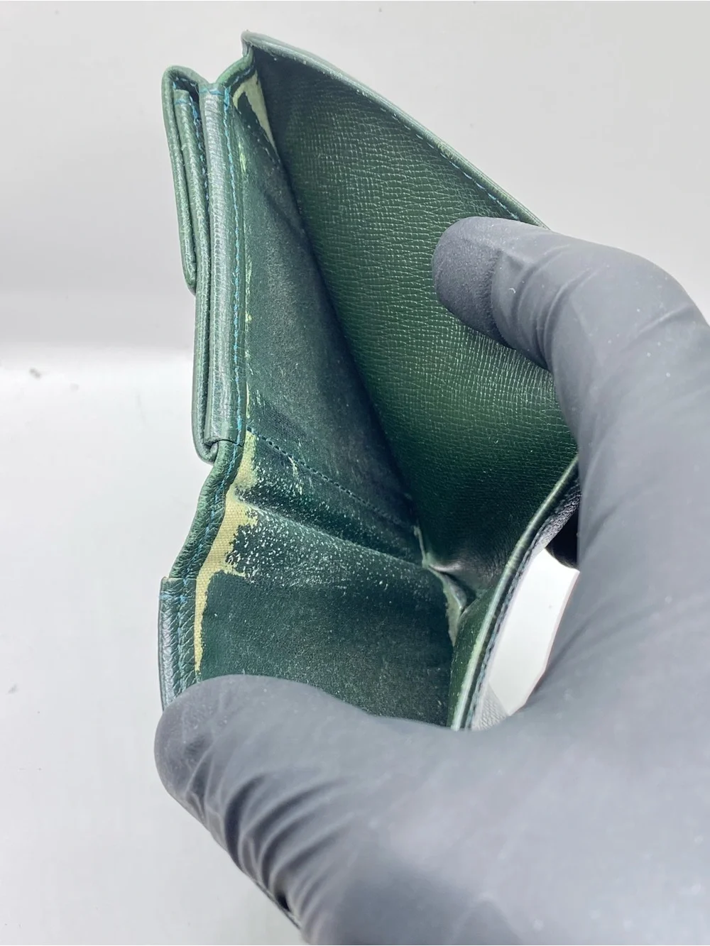 Louis Vuitton green taiga leather Porte-Documents 3 Card Folded Wallet