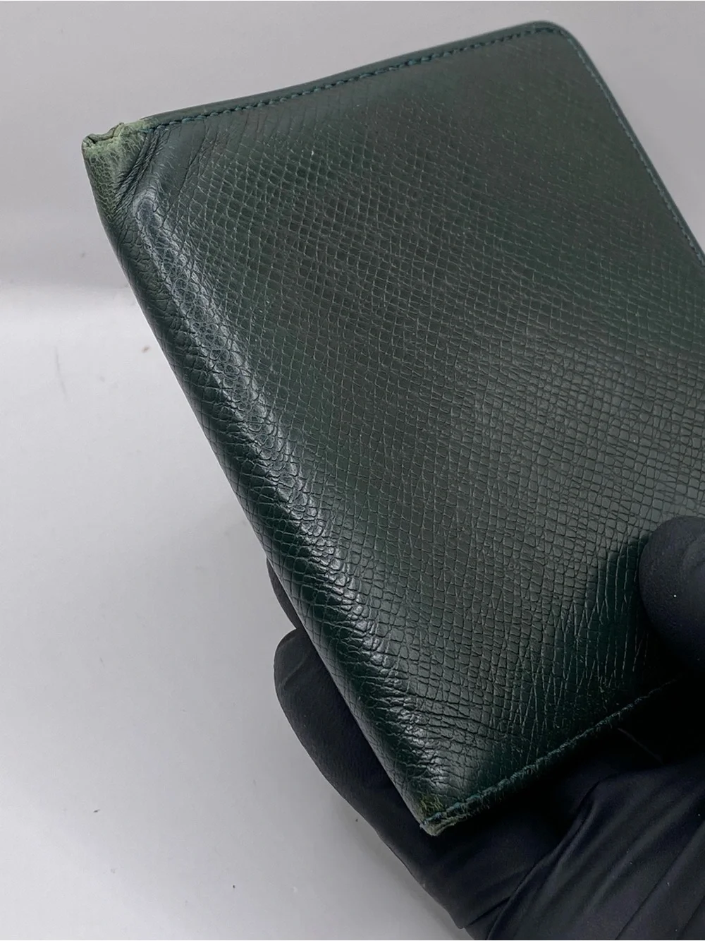 Louis Vuitton green taiga leather Porte-Documents 3 Card Folded Wallet