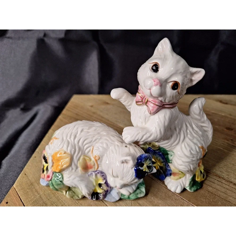 Vintage Style White Kitten Cat Pansy Floral Ceramic Salt and Pepper Shakers Set