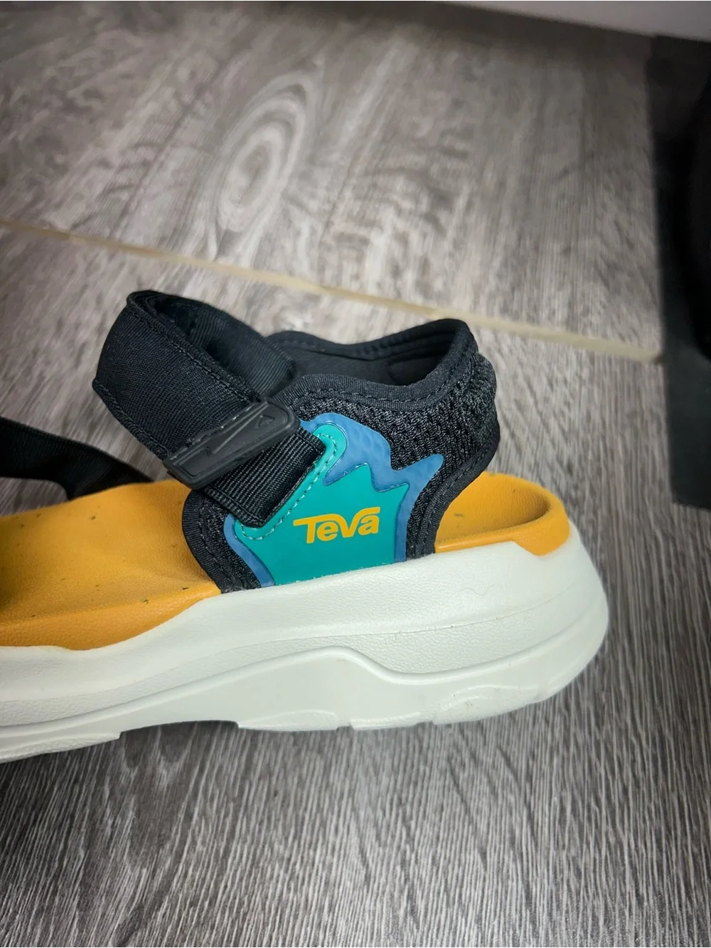 Teva men’s zimic Yellow Footbed Black Strap Sport Sandals