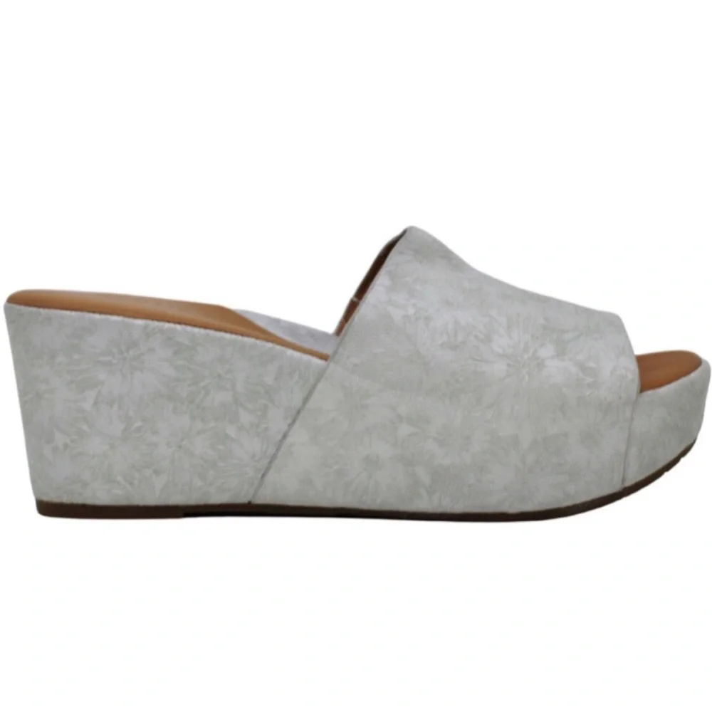 Kenneth Cole New York light gray