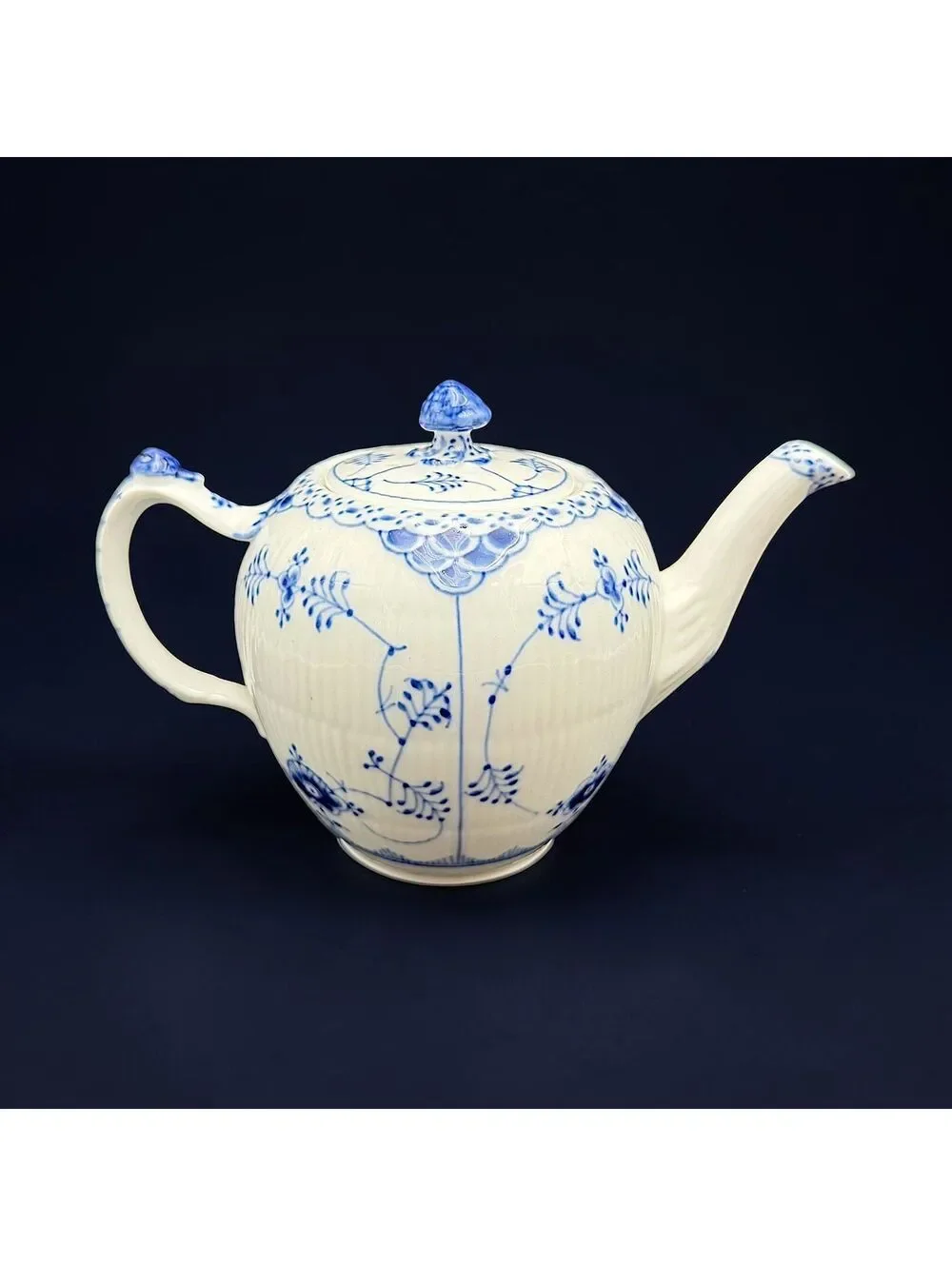 Royal Copenhagen elegant royal