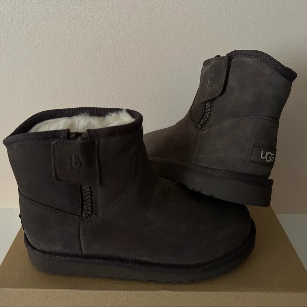 UGG Adri Classic Mini Suede Fur Lined Zip Boot. Boy. Girl. Unisex. Size: 4