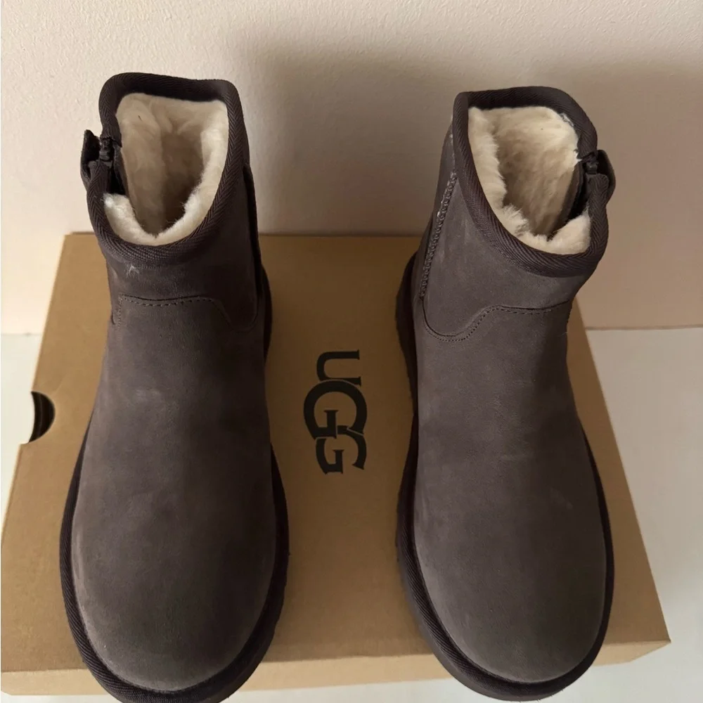 UGG Adri Classic Mini Suede Fur Lined Zip Boot. Boy. Girl. Unisex. Size: 4