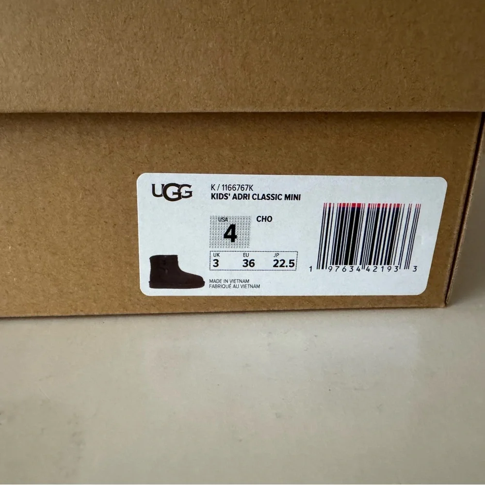UGG Adri Classic Mini Suede Fur Lined Zip Boot. Boy. Girl. Unisex. Size: 4