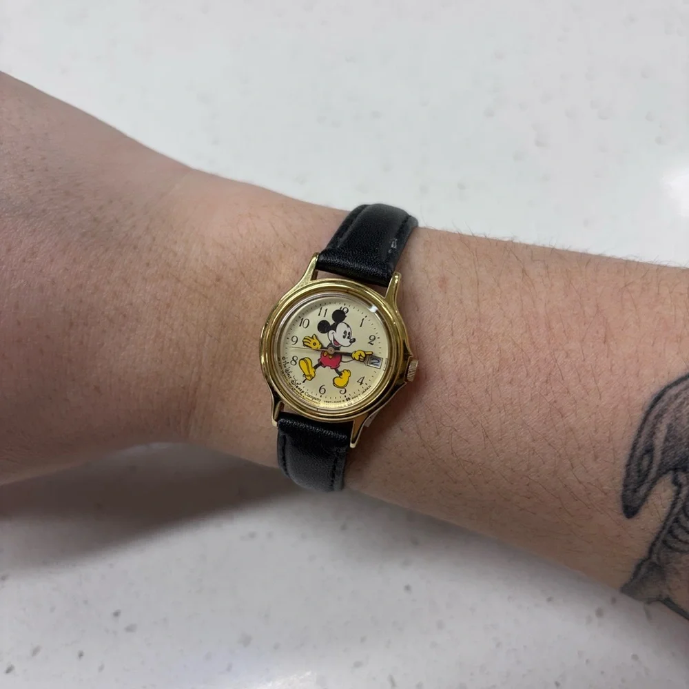 Vintage Walt Disney Company V827-0140 R Black Leather Mickey Mouse Watch