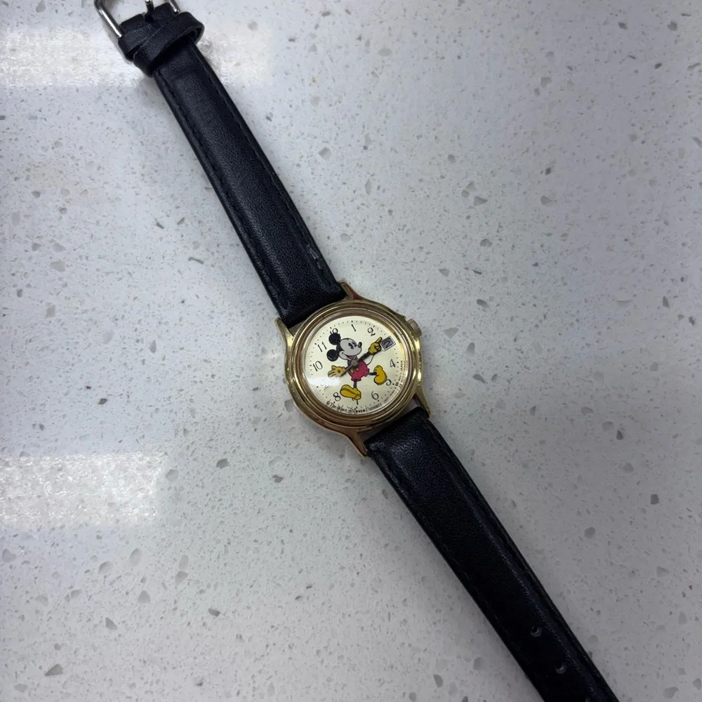 Vintage Walt Disney Company V827-0140 R Black Leather Mickey Mouse Watch