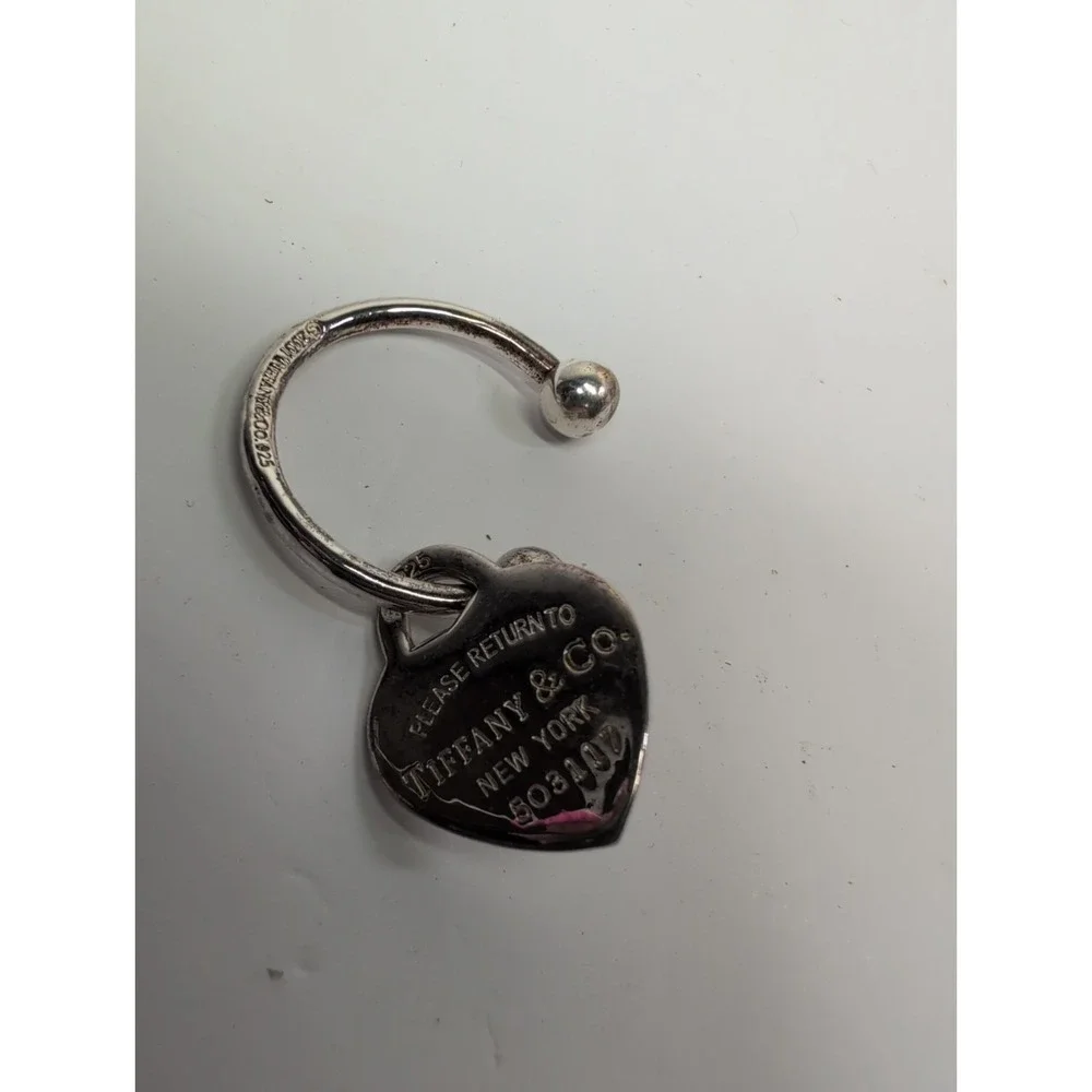 PLEASE RETURN TO TIFFANY & CO. 2001 HEART KEYCHAIN TWIST