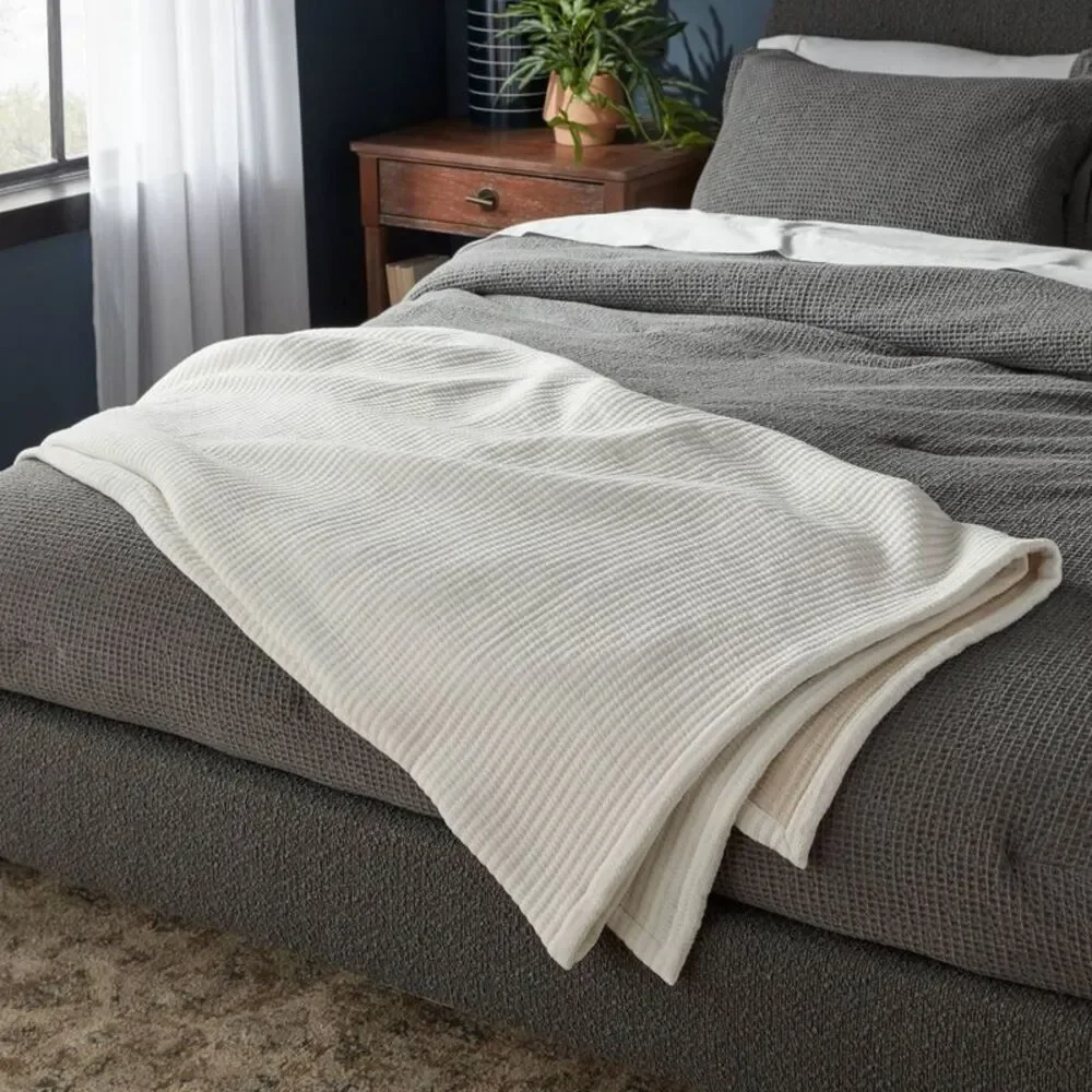 Threshold •matelassé bed