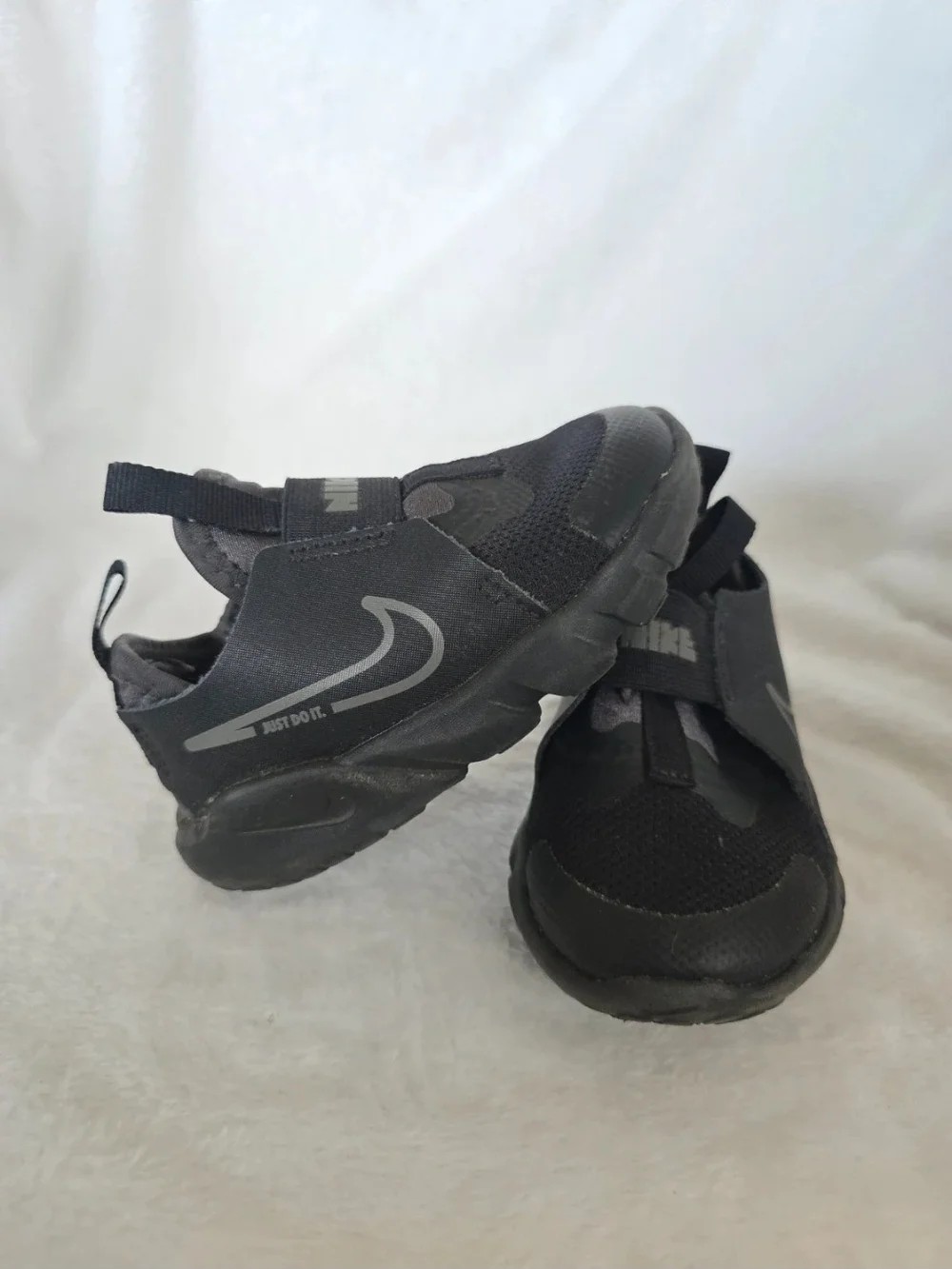Nike Kids Black Slip-On Athletic Sneakers Size 6c