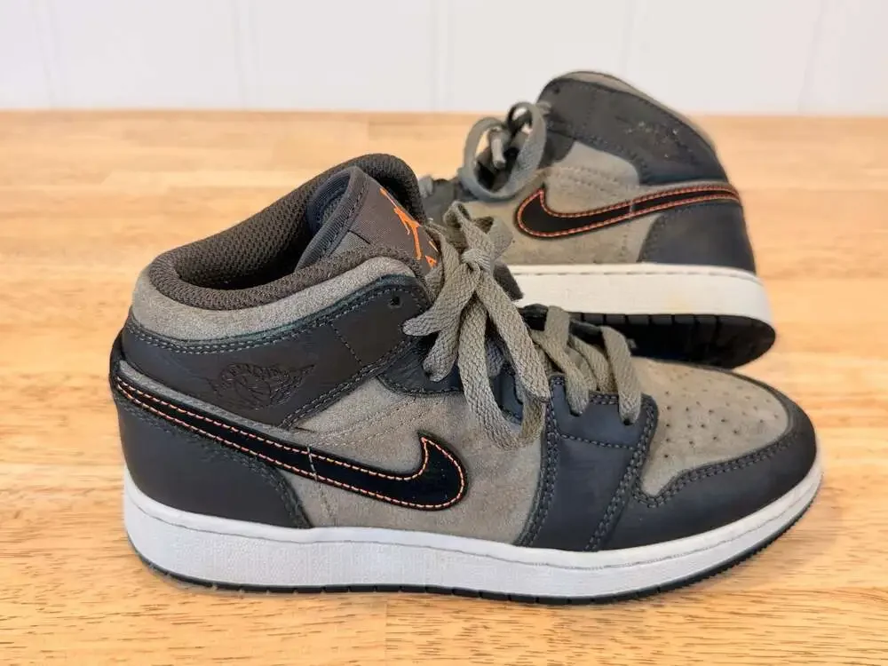 Air Jordan 1 Mid SE GS 'Night Stadium' Sneakers Kids Size 4Y