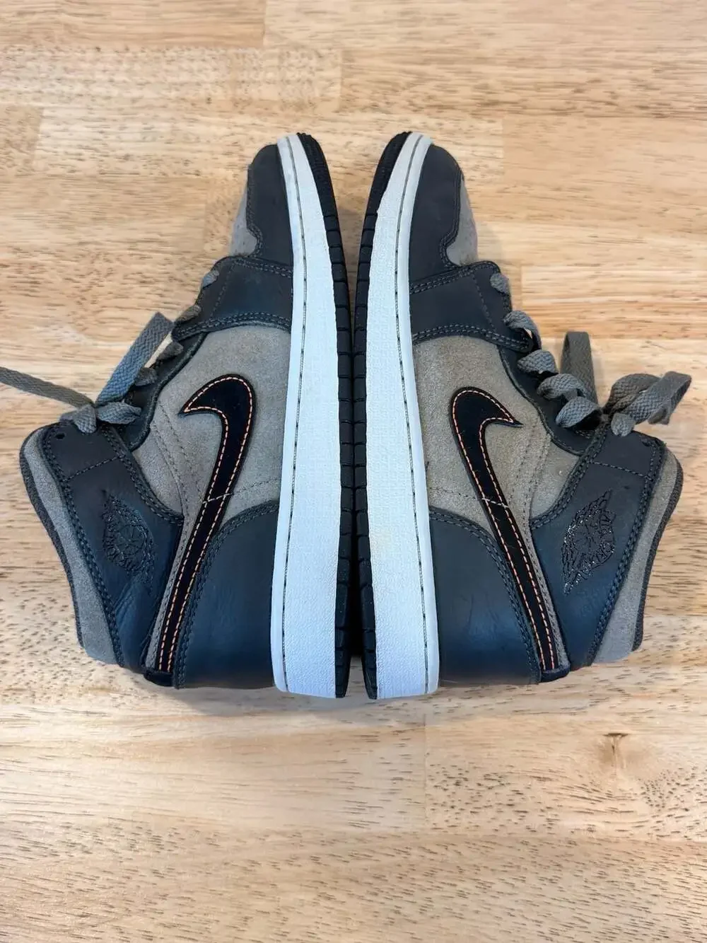 Air Jordan 1 Mid SE GS 'Night Stadium' Sneakers Kids Size 4Y