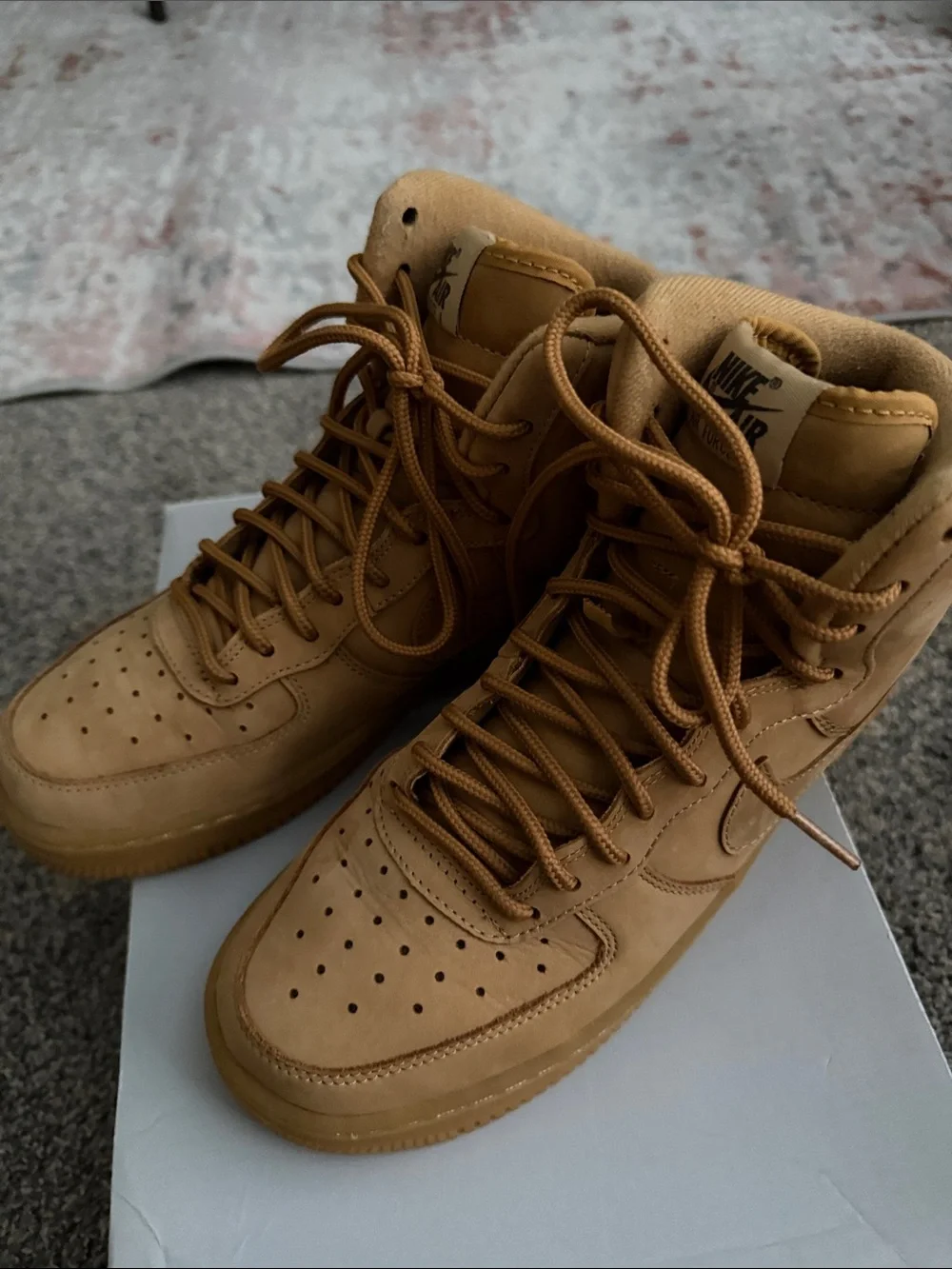 Nike pairs top