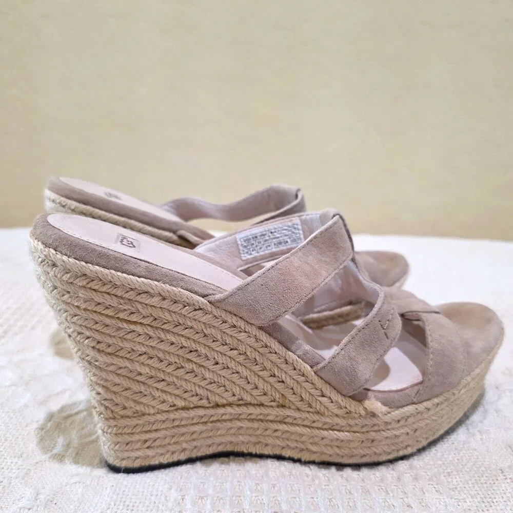 WOMAN’S UGG AUSTRALIA TAUPE TAWNIE WEDGE ESPADRILLE SANDALS - SIZE 10