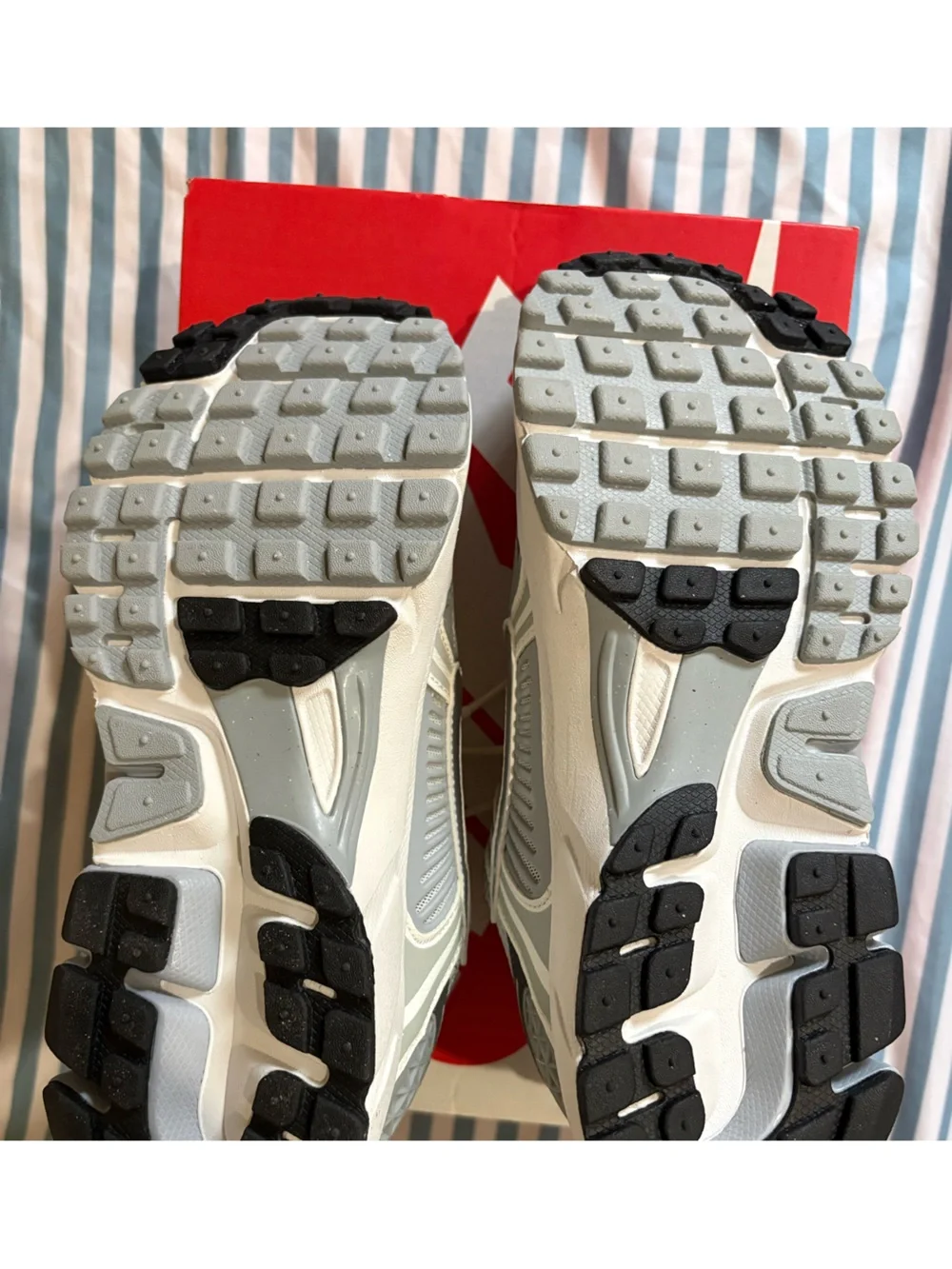 Nike *NEW* Youth Vomero Gray/Silver Mesh Running Sneakers size 6Y in orig box