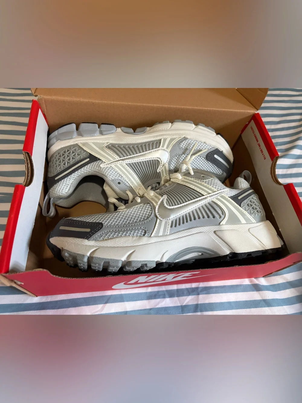 Nike *NEW* Youth Vomero Gray/Silver Mesh Running Sneakers size 6Y in orig box