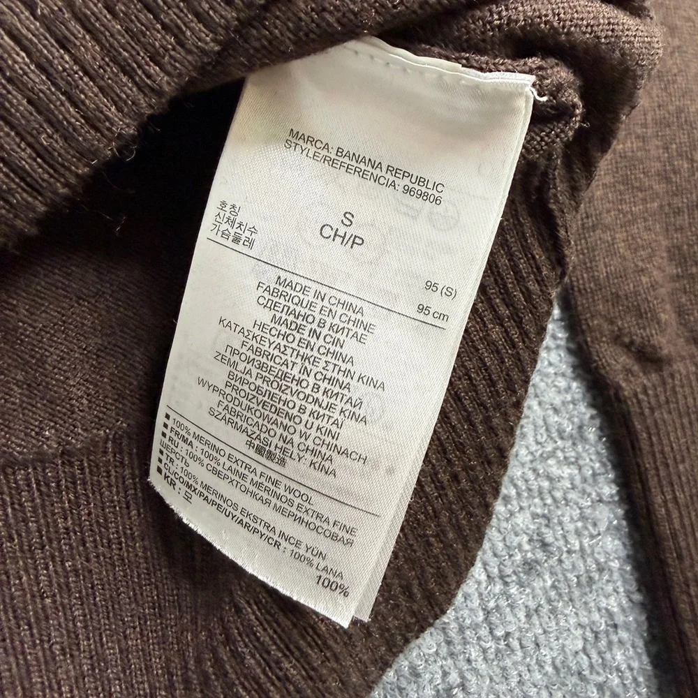 Banana Republic elegant neck