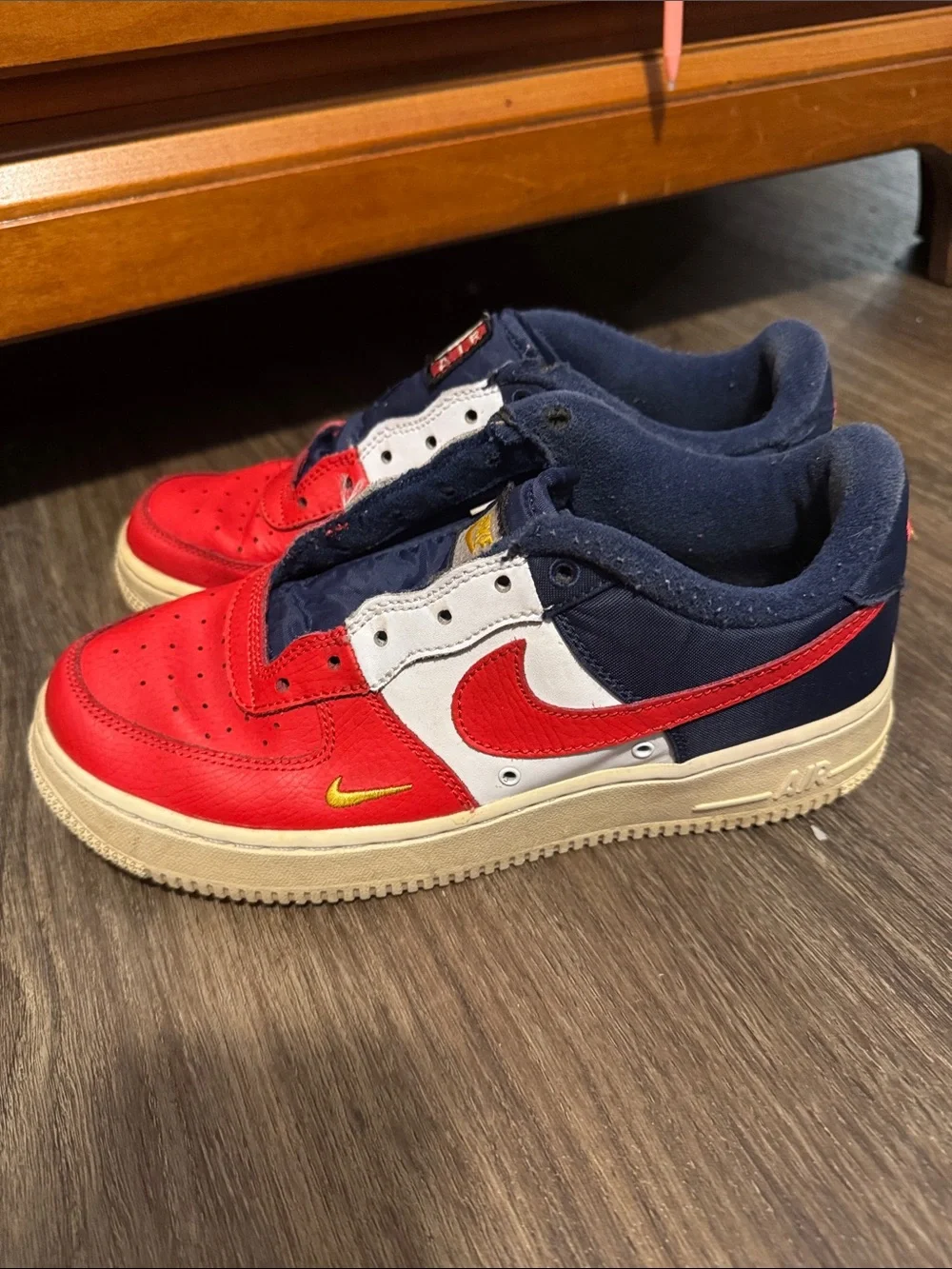 Nike contrast side logos