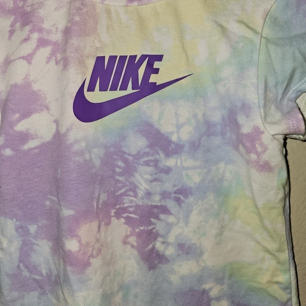 Nike vibrant tie