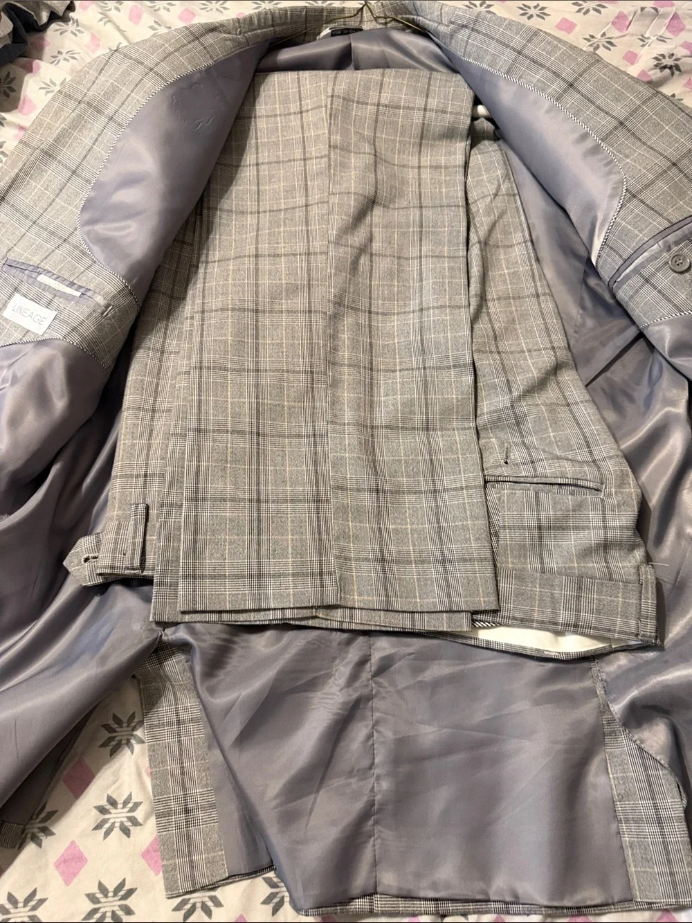 Men's Gray Plaid Two-Button suit 44L