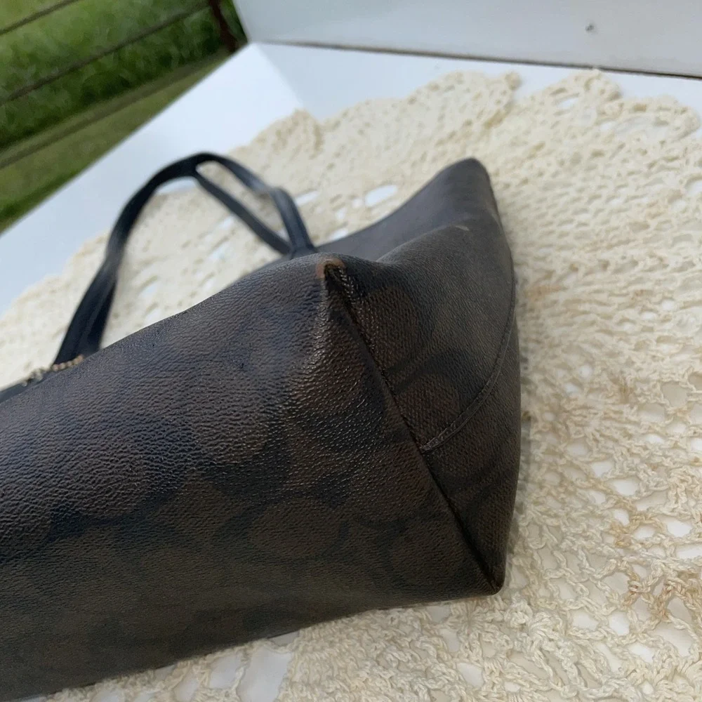 Coach broken hardware top