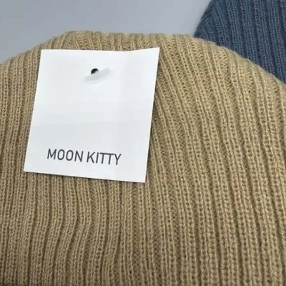 2 Moon‎ Kitty Womens  Beanies Leather Mountain Logo Outdoor Cold Weather Gear