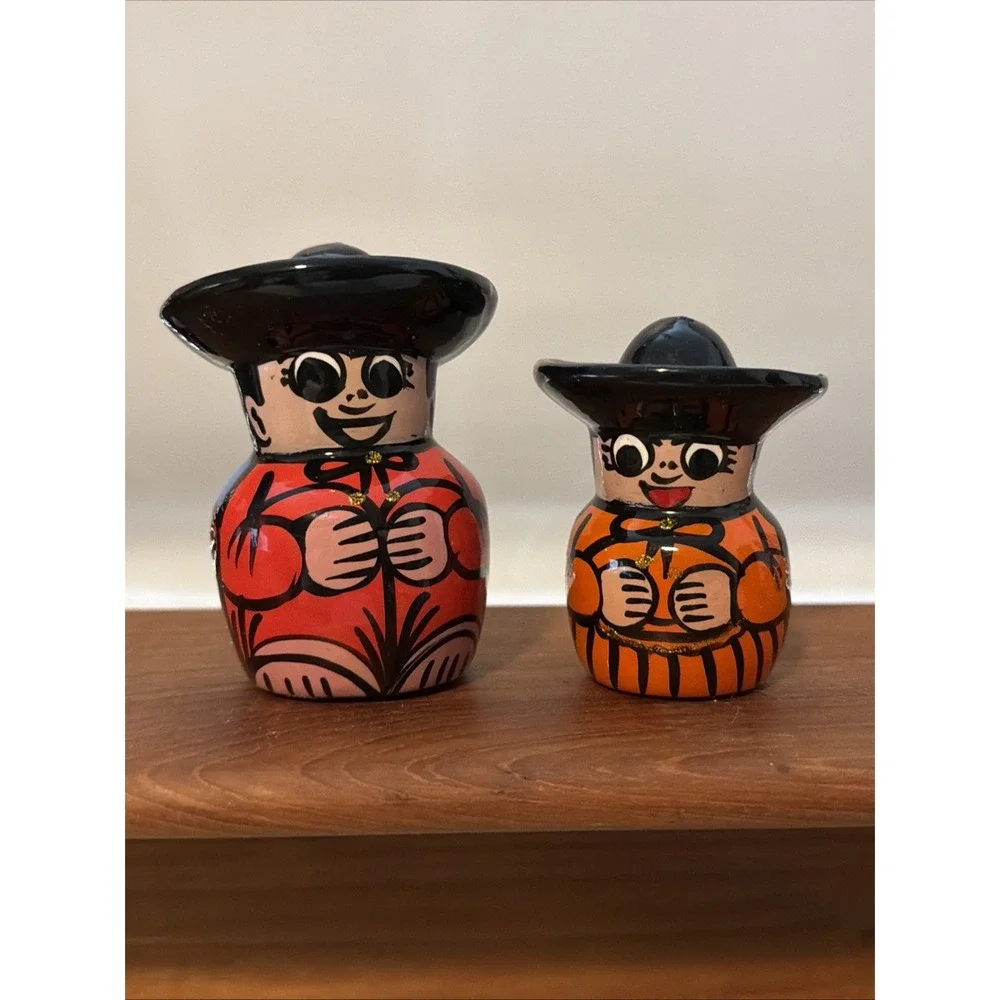 Vintage Mexican‎ Hand Painted Salt And Pepper Shakers In EUC