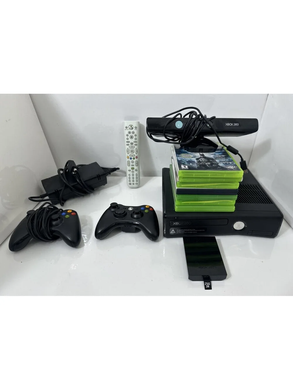 Xbox 360 Slim 250gb Console Kinect Bundle 7 Games Controllers Halo Batman Skyrim