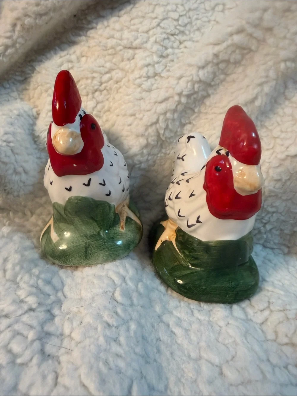 Vintage red green shakers