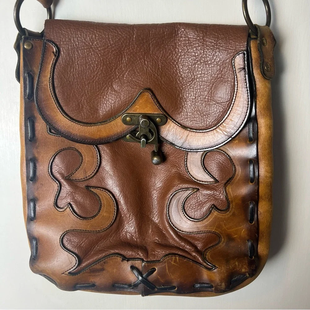 Tooled‎ Leather Crossbody Bag Vintage Western Clasp Appliqué Brown – Sz. OS