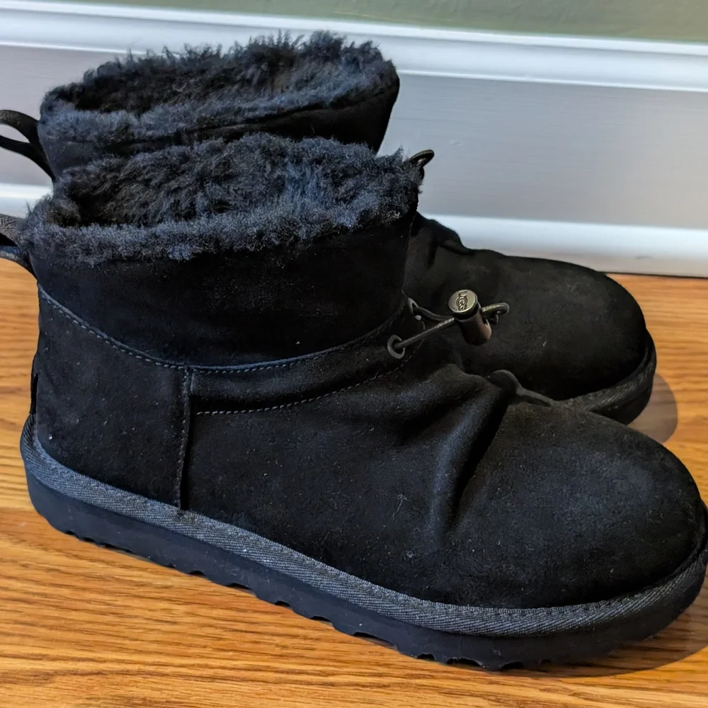 UGG elegant black
