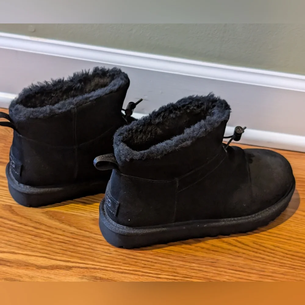 UGG elegant black