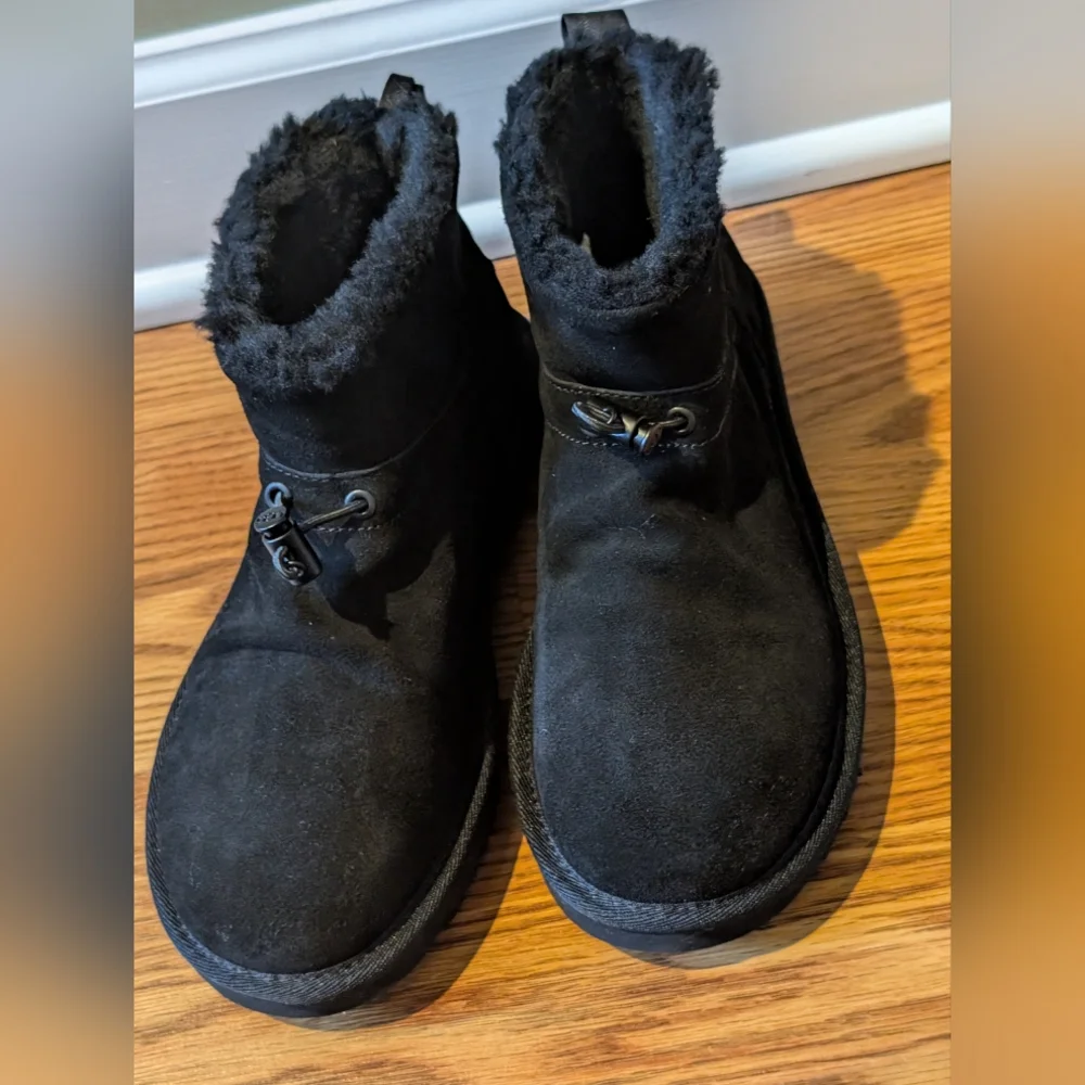 UGG elegant black