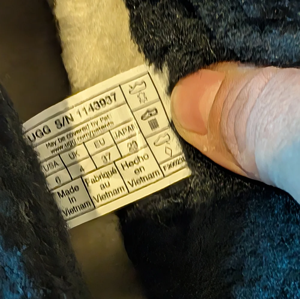 UGG elegant black