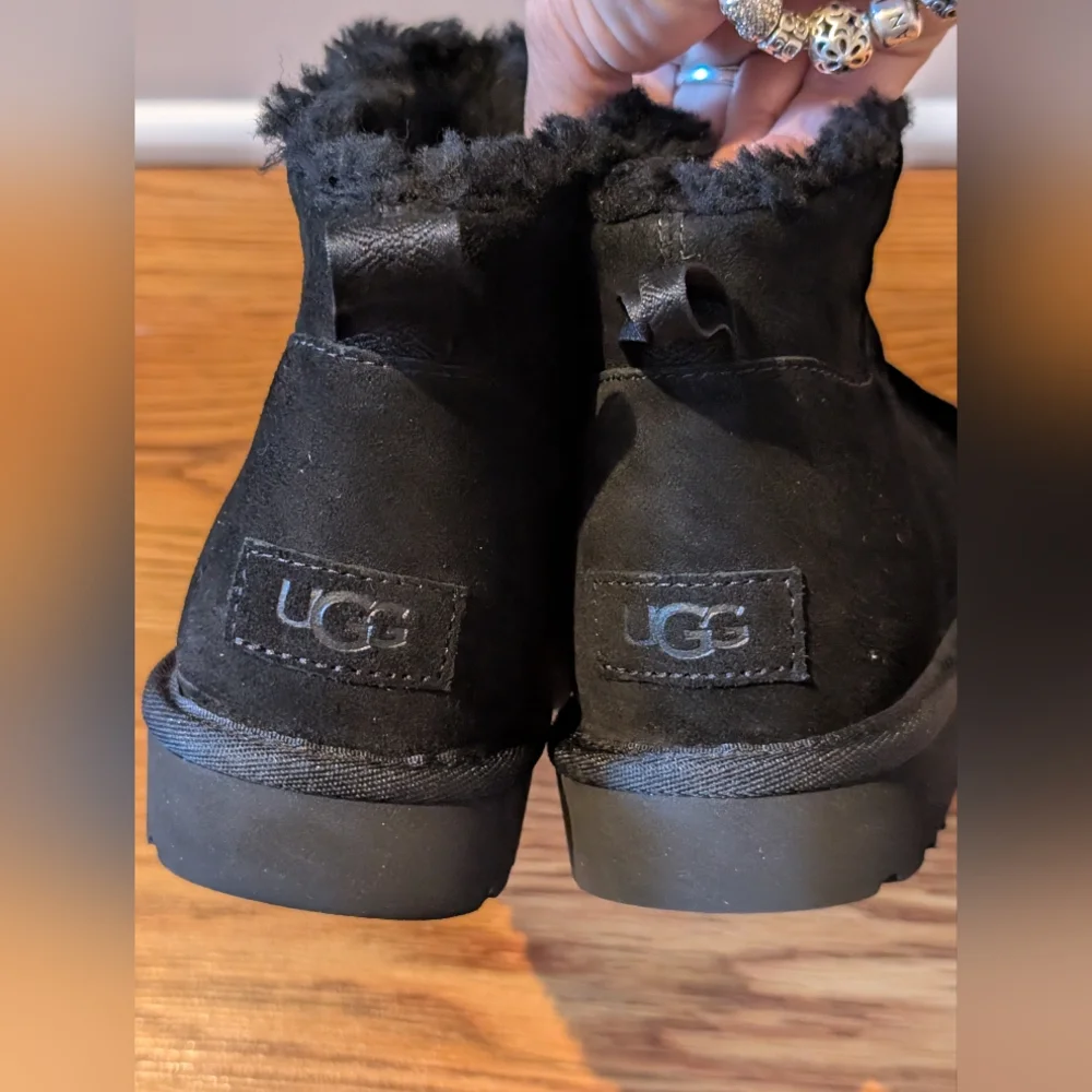 UGG elegant black