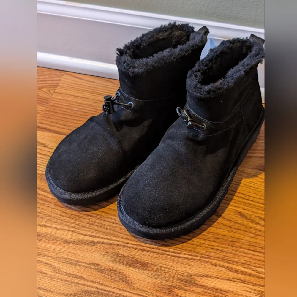 UGG elegant black