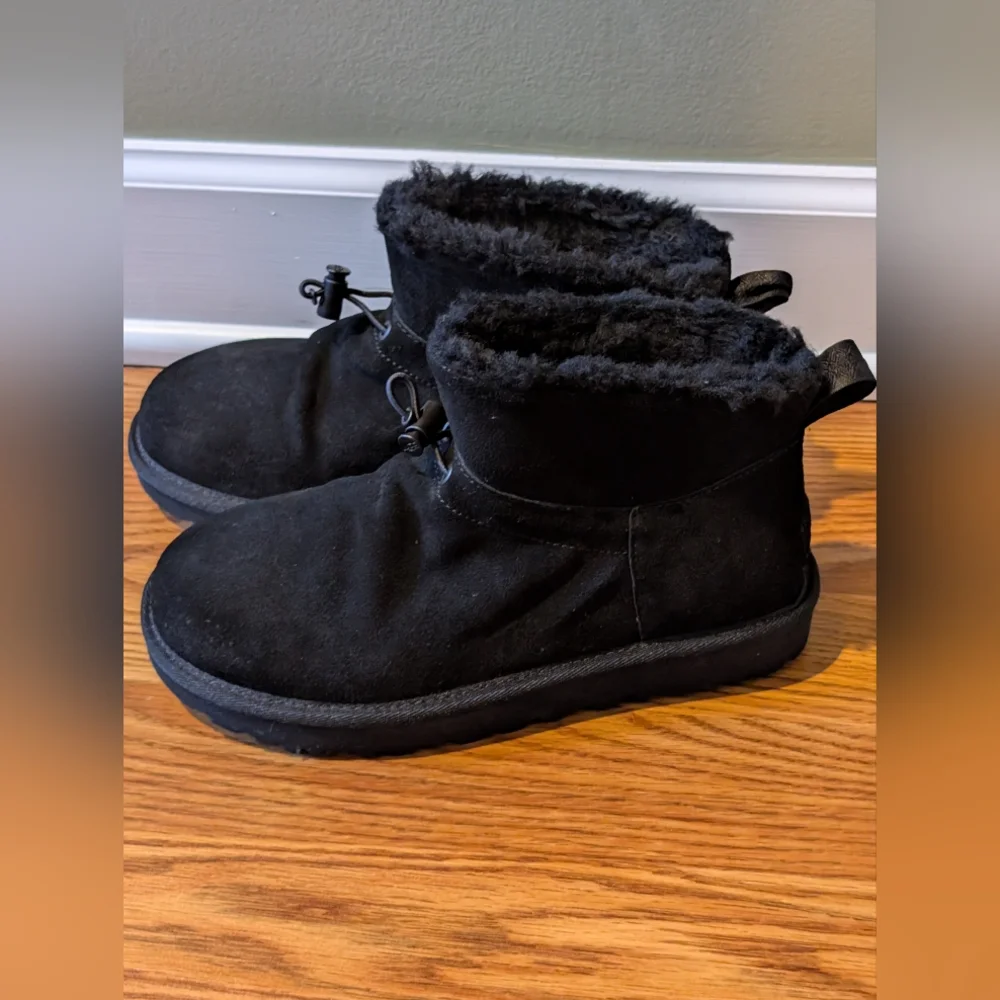 UGG elegant black